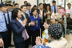 Phó Chủ tịch nước Đặng Thị Ngọc Thịnh thăm hỏi bệnh nhân ung thư tại Bệnh viện. (Ảnh: Doãn Tấn/TTXVN) 