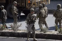 Binh sỹ Mỹ điều tra tại hiện trường một vụ đánh bom ở Kabul, Afghanistan. (Nguồn: AFP/TTXVN)