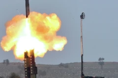 Tên lửa hành trình Brahmos được phóng lên tại một địa điểm bí mật bang Rajasthan năm 2012. (Nguồn: AFP/TTXVN)