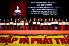 Phó Chủ tịch nước Đặng Thị Ngọc Thịnh trao Huân chương cho các cá nhân có thành tích xuất sắc. (Ảnh: Thu Hằng/TTXVN)