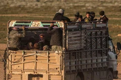 Sơ tán người dân khỏi làng Baghouz, tỉnh Deir Ezzor, Syria, ngày 25/2/2019. (Nguồn: AFP/TTXVN) 