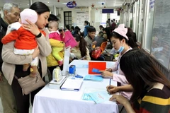 Trung tâm Y tế dự phòng tỉnh Hải Dương đã mở thêm bàn tiêm vắcxin phòng bệnh viêm não mô cầu. (Ảnh minh họa: Dương Ngọc/TTXVN)