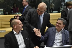 Bộ trưởng Tài chính, Kinh tế và Thương mại Pháp Michel Sapin (giữa) và Bộ trưởng Tài chính Hy Lạp Yanis Varoufakis trước cuộc họp vào ngày 25/6. (Nguồn: AFP/TTXVN)