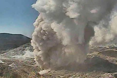 Núi lửa phun tro bụi cao hàng trăm mét. (Nguồn: Reuters)