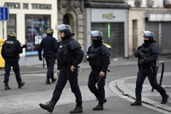 Lực lượng an ninh Pháp tham gia chiến dịch truy quét khủng bố ở Saint-Denis ngày 18/11. (Nguồn: AFP/TTXVN)