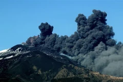 Núi lửa Etna phun cột tro bụi lớn lên không trung ngày 24/12/2018. (Nguồn: AFP/TTXVN) 
