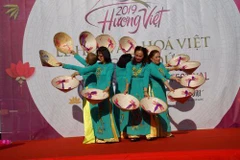 Một tiết mục biểu diễn trong chương trình. (Nguồn: tapchihuongviet.eu) 
