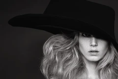 Những người tự tin, thông minh và gợi cảm thường chọn màu đen