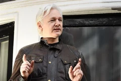 Nhà sáng lập WikiLeaks Julian Assange tại Đại sứ quán Ecuador ở London, Anh ngày 19/5/2017. (Nguồn: AFP/TTXVN) 