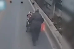 [Video] Phía sau cụ già và hành động đẹp của người tài xế xe buýt