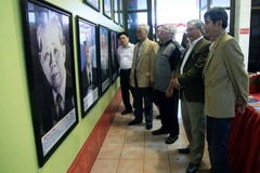 Các đại biểu tham quan triển lãm. (Ảnh: Thu Hằng/TTXVN)