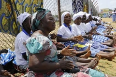 Các thành viên Phụ nữ trong mạng lưới xây dựng hòa bình ( WIPNET) ca hát tại thủ đô Monrovia, sau khi WHO tuyên bố Liberia hết dịch Ebola. (Nguồn: AFP/TTXVN)