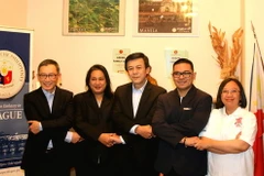 Đại sứ của các nước thành viên ACP thể hiện tình đoàn kết gắn bó. (Ảnh: Trần Quang Vinh/Vietnam+)