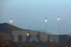 Các tên lửa đạn đạo được phóng trong một buổi diễn tập quân sự của Quân đội Nhân dân Triều Tiên. (Nguồn: EPA/TTXVN)