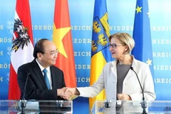 Thủ tướng Nguyễn Xuân Phúc và Thống đốc bang Hạ Áo Johanna Mikl-Leitner tại buổi gặp gỡ báo chí sau buổi gặp, làm việc. (Ảnh: Thống Nhất/TTXVN)