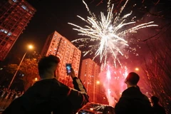 Người dân Trung Quốc đốt pháo mừng Năm mới tại Bắc Kinh ngày 27/1. (Nguồn: EPA/TTXVN)