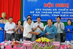 Lãnh đạo Tập đoàn Bưu chính Viễn thông Việt Nam và Ủy ban Nhân dân tỉnh Kiên Giang ký kết thực hiện đề án thành phố thông minh Phú Quốc. (Ảnh: Lê Huy Hải/TTXVN)