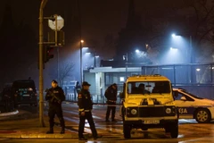Cảnh sát canh gác tại lối vào Đại sứ quán Mỹ ở Podgorica, Montenegro. (Nguồn: Reuters)
