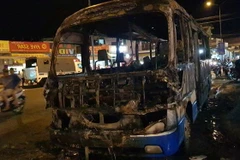 Hiện trường vụ cháy xe khách. (Ảnh: Dương Chí Tưởng/TTXVN) 