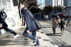 Chiến dịch bắt đầu với việc kêu gọi các nhân viên văn phòng thay những đôi giày da nghiêm túc bằng giày thể thao. (Nguồn: AFP)