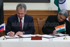 Bộ trưởng Quốc phòng của Nga Sergei Shoigu (trái) và người đồng cấp Ấn Độ Manohar Parrikar ký một thỏa thuận hợp tác tại New Delhi hồi tháng Một.(Nguồn: alamy.com)
