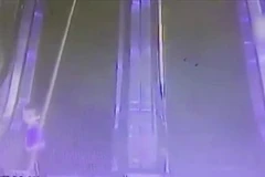 Cậu bé gặp tai nạn ngay sau giây phút này. (Nguồn: shanghaiist.com)