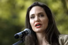 Thực hư chuyện Angelina Jolie dùng tiền "mồi chài" trẻ em