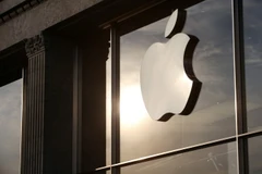 Biểu tượng của Apple tại một cửa hàng bán sản phẩm ở thành phố Hamburg, Đức. (Nguồn: AFP/TTXVN)