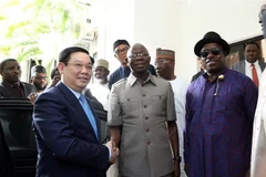 Chủ tịch Quốc gia Đảng Đại hội những người tiến bộ (APC) Adams Oshiomhole đón Phó Thủ tướng Vương Đình Huệ. (Ảnh: Phi Hùng/TTXVN) 