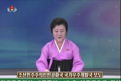 Phát thanh viên KCTV đưa tin về việc Triều Tiên phóng thành công tên lửa tầm xa mang theo vệ tinh ngày 7/2. (Nguồn: Yonhap/ TTXVN)