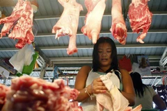 Một quầy hàng bán thịt lợn ở thủ đô Manila, Philippines. (Nguồn: AFP/TTXVN) 
