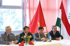 Đại sứ Nguyễn Thanh Tuấn (thứ hai từ trái sang) cùng các đại biểu trong buổi lễ. (Ảnh: Nguyễn Hoàng Linh/Vietnam+)