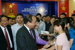 Thủ tướng Nguyễn Xuân Phúc với các cử tri Hải Phòng. (Ảnh: Thống Nhất/TTXVN)