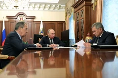 Tổng thống Vladimir Putin (giữa) và Bộ trưởng Quốc phòng Nga Sergei Shoigu (phải) và Ngoại trưởng Nga Sergei Lavrov (trái) trong cuộc họp tại Điện Kremlin. (Nguồn: AFP/TTXVN)