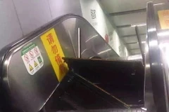 Kinh hoàng thang cuốn Trung Quốc dài 17m bất ngờ bật tung