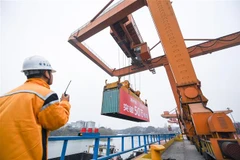 Hàng hóa được bốc dỡ tại cảng ở tỉnh Chiết Giang, Trung Quốc, ngày 17/12/2019. (Nguồn: THX/TTXVN) 