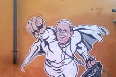 Bức vẽ Giáo hoàng "Siêu nhân" trên một bức tường gần Tòa thánh Vatican. (Nguồn: Anh Ngọc/Vietnam+)