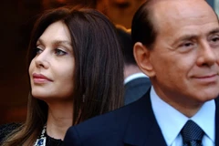 Ông Silvio Berlusconi và người vợ thứ hai Veronica Lario. (Nguồn: AP)