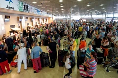 Khách hàng của Thomas Cook xếp hàng chờ ở sân bay Reus ở Tây Ban Nha. (Nguồn: news.sky.com) 