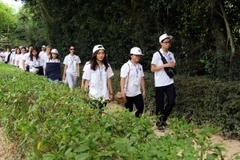 Đại biểu thanh niên kiều bào tham quan quê nội Bác. (Ảnh: Tá Chuyên/TTXVN)