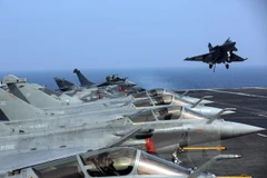 Máy bay chiến đấu Rafale của hải quân Pháp hạ cánh xuống tàu Charles de Gaulle. (Nguồn: AFP/TTXVN)