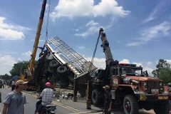 Xe tải bất ngờ rơi xuống cầu khiến 2 người thương vong 