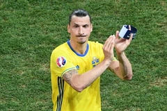 Cầu thủ Zlatan Ibrahimovic của Thụy Điển chào khán giả sau trận đấu giữa Thụy Điển và Bỉ trên sân vận động Allianz Riviera ở Nice, Pháp ngày 22/6/2016. (Nguồn: AFP/TTXVN)