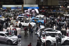 Khách hàng tham quan Triển lãm ôtô quốc tế Geneva. (Nguồn: THX/TTXVN) 