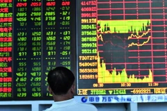 Một nhà đầu tư theo dõi các chỉ số chứng khoán trên bảng điện tử tại sàn giao dịch chứng khoán ở Hải khẩu, tỉnh Hải Nam, Trung Quốc. (Nguồn: THX/TTXVN)