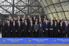 Ủy viên EU phụ trách chính sách an ninh và đối ngoại Federica Mogherini (giữa) và các đại biểu tại hội nghị ngoại trưởng EU-AL ở Brussels , Bỉ ngày 5/2. (Nguồn: AFP/TTXVN) 