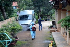 Phun thuốc phòng, chống dịch sốt xuất huyết. (Ảnh: Ngọc Minh/TTXVN)