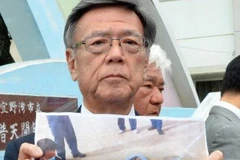 Thị trưởng Okinawa Takeshi Onaga trả lời báo giới sau vụ việc máy bay trực thăng của quân đội Mỹ. (Nguồn: Kyodo/TTXVN)