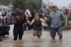 Người dân sơ tán khỏi các khu vực ngập lụt ở Houston, Texas ngày 28/8. (Nguồn: AFP/TTXVN)
