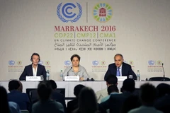 Người phát ngôn COP22 Nick Nuttall(trái), Thư ký COP22 Patricia Espinosa (giữa) và Chủ tịch COP22 Salaheddine Mezouar (phải) tại cuộc họp báo ở Marakech ngày 6/11. (Nguồn: EPA/TTXVN)